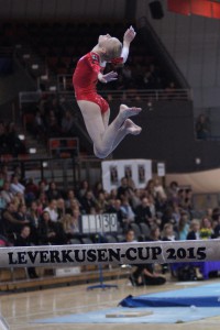 Kristina beim Ringsprung am Balken