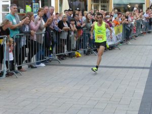 Elias Sansar beim Zieleinlauf