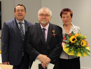 Nahm den Bundesverdienstorden durch Landrat Dr. Axel Lehmann entgegen: Werner Klaas mit seiner Lebensgefährten Marianne Dunkel