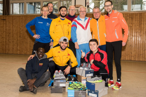 Übergabe der Laufschuhe (Foto: LZ Egon Penner)